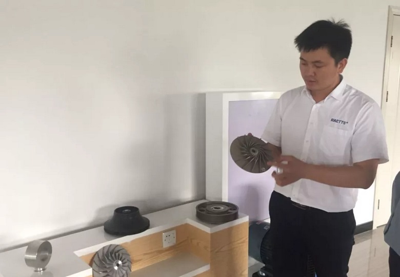 銳天總經理吳炎光先生現(xiàn)場介紹公司產品