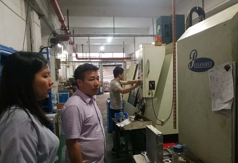 總經理李熙堅現(xiàn)場介紹生產設備